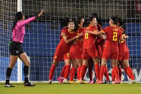 从0-1到2-1！石宇奇逆转赢下国羽内战，跻身大马赛男单决赛.